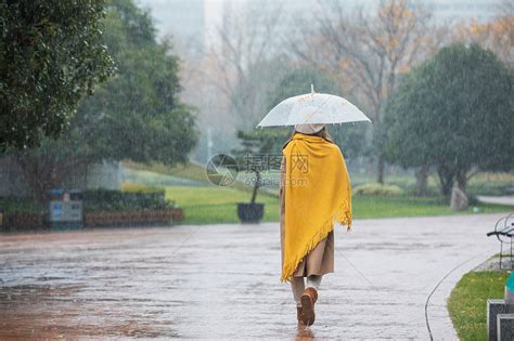 下雨的人